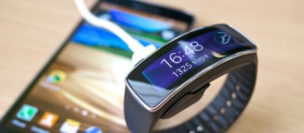Samsung Gear Fit smartwatch - Kārlis Dambrāns (Flickr) Samsung Gear Fit smartwatch - Kārlis Dambrāns (Flickr)