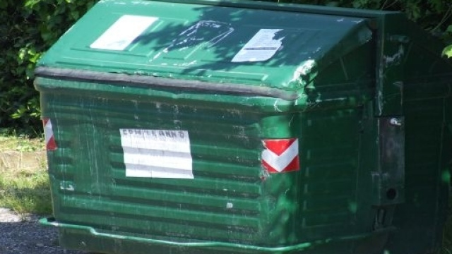 Due gambe femminili ritrovate in un cassonetto a Roma.