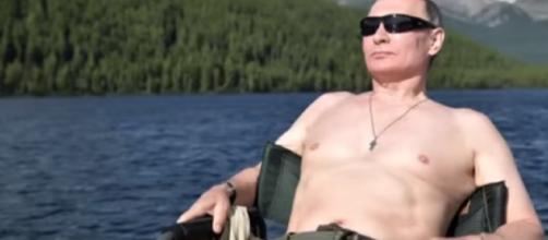 Putin sunbathes on vacation [Image via YouTube/ CNN]