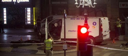 Attentato di Barcellona: è ancora in fuga il conducente del furgone che dopo la strage rideva. Foto: Tgcom24.