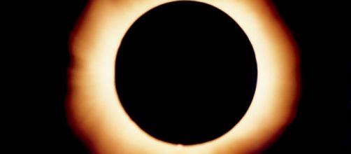 Eclissi solare: Sole, Luna e Terra sono esattamente in linea retta