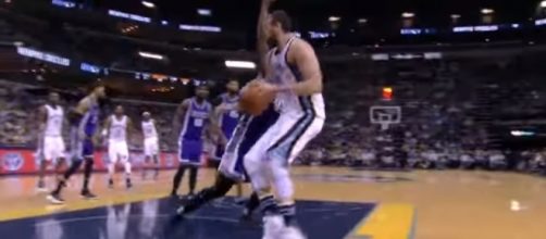 Marc Gasol posting up a Sacramento Kings Player (c) https://www.youtube.com/channel/UCWJ2lWNubArHWmf3FIHbfcQ