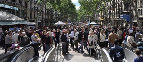 This image gives an idea of how crowded La Rambla may have been during the attack in Barcelona [Image: Wikimedia by JT Curses/CC BY-SA 4.0]