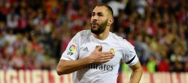 Benzema buteur pour le Real Madrid contre le Barça (image via bfmtv.com) Benzema buteur pour le Real Madrid contre le Barça (image via bfmtv.com)