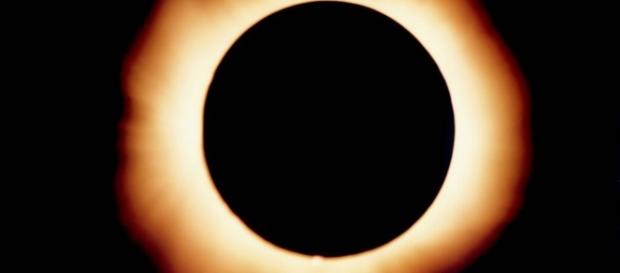 Eclissi solare: Sole, Luna e Terra sono esattamente in linea retta Eclissi solare: Sole, Luna e Terra sono esattamente in linea retta