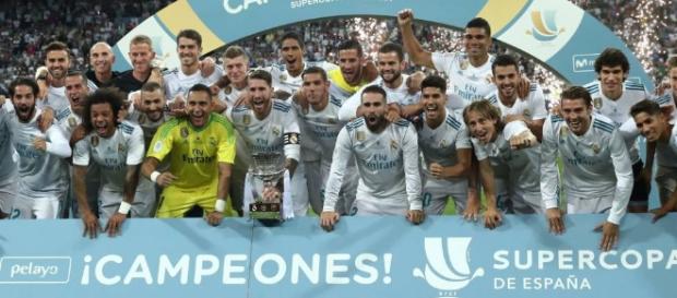 Jogadores do Real Madri posam diante do troféu da Supercopa da Espanha Jogadores do Real Madri posam diante do troféu da Supercopa da Espanha