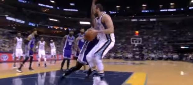 Marc Gasol posting up a Sacramento Kings Player (c) https://www.youtube.com/channel/UCWJ2lWNubArHWmf3FIHbfcQ Marc Gasol posting up a Sacramento Kings Player (c) https://www.youtube.com/channel/UCWJ2lWNubArHWmf3FIHbfcQ