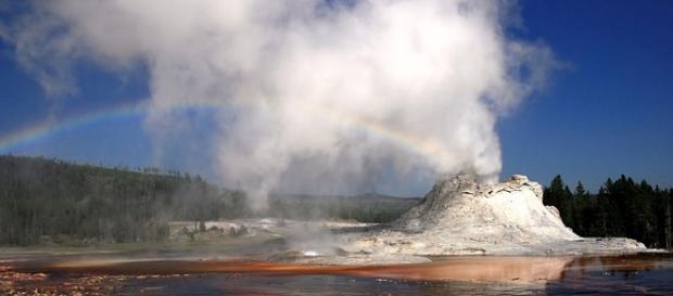 Yellowstone geyser (Mila Zinkova wikimedia commons) Yellowstone geyser (Mila Zinkova wikimedia commons)