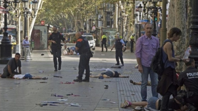 Attentato Barcellona, furgone travolge passanti sulla Rambla: 13 ... - ilfattoquotidiano.it