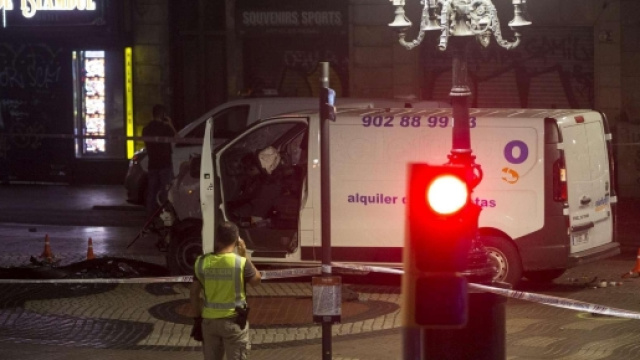 Attentato di Barcellona: &egrave; ancora in fuga il conducente del furgone che dopo la strage rideva. Foto: Tgcom24.