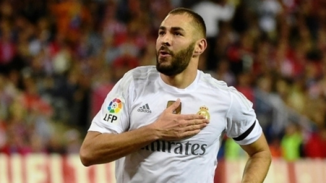 Benzema buteur pour le Real Madrid contre le Barça (image via bfmtv.com)