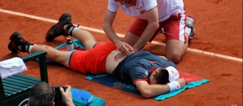 Andy Murray receives medical treatment (Wikimedia/Carine06)