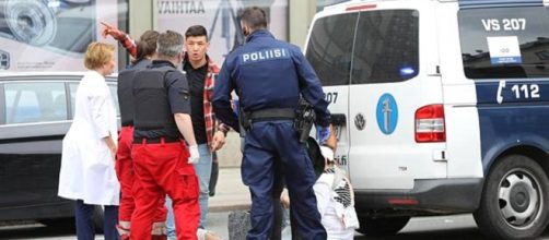 Polizia e soccorsi in azione dopo l'attentato a Turku