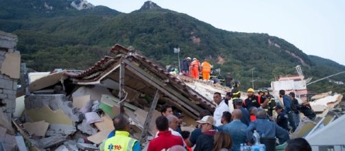 Soccorritori al lavoro ad Ischia dopo i crolli dovuti al terremoto