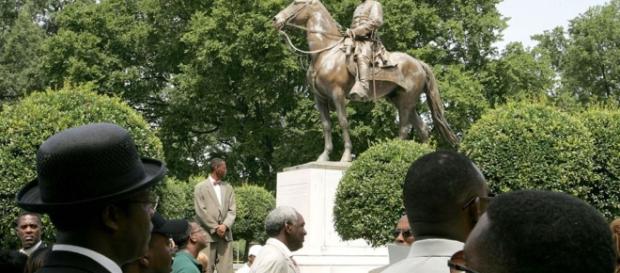 BBCI: Trump defends 'beautiful' Civil War statues - Standard Republic - standardrepublic.com BBCI: Trump defends 'beautiful' Civil War statues - Standard Republic - standardrepublic.com
