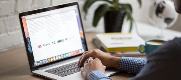 Choosing the best college laptop (Image by Burst/Pexels.com) Choosing the best college laptop (Image by Burst/Pexels.com)