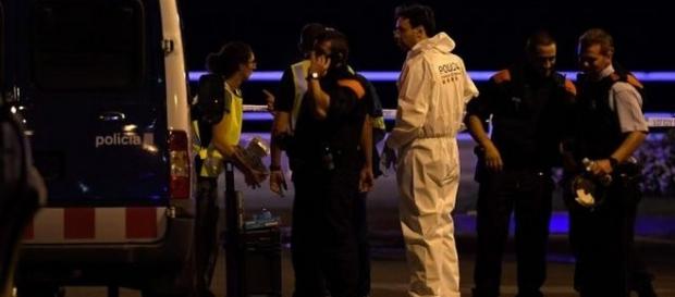 Une fusillade a éclaté à Cambrils (Espagne) après un attentat à la voiture-bélier revendiqué par Daesh. Une fusillade a éclaté à Cambrils (Espagne) après un attentat à la voiture-bélier revendiqué par Daesh.
