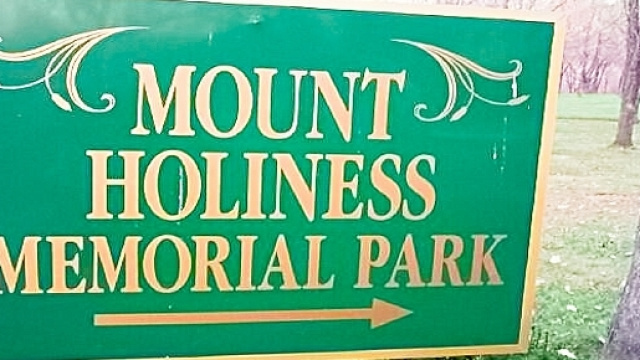 Nel New Jersey,durante una sepoltura,una gamba di un cadavere emerge dalla terra e si posa sulla bara del defunto.Fonte:http://www.news.com.au/: