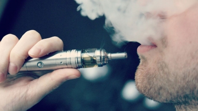 Un uomo mentre usa la sigaretta elettronica