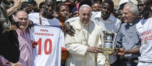 Papa Francesco con i migranti, con gli ultimi (via ilprimatonazionale.it)