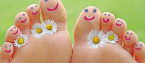 Puzza dei piedi: 10 rimedi e trattamenti contro la bromidrosi plantare. foto:ladyblitz.it