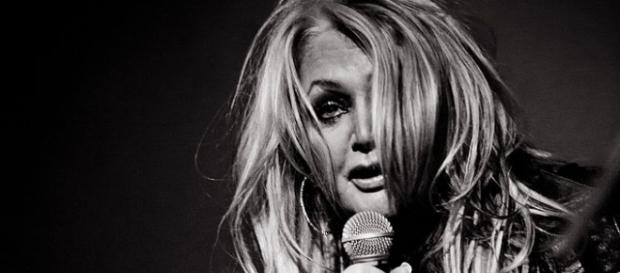 Bonnie Tyler performing at the Sala Palatului (concert hall) in Bucharest, Romania in 2012 (Alin Craciun/Wikimedia Commons). Bonnie Tyler performing at the Sala Palatului (concert hall) in Bucharest, Romania in 2012 (Alin Craciun/Wikimedia Commons).