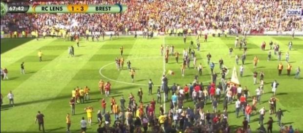 Lens-Brest: Envahissement de terrain à Bollaert - beIN SPORTS - beinsports.com Lens-Brest: Envahissement de terrain à Bollaert - beIN SPORTS - beinsports.com