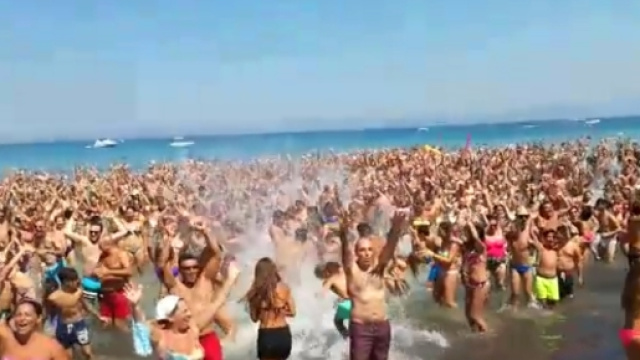 Circa 2.500 persone in mare nel Salento.