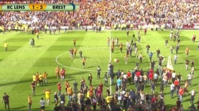 Lens-Brest: Envahissement de terrain à Bollaert - beIN SPORTS - beinsports.com