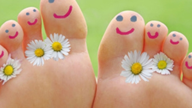 Puzza dei piedi: 10 rimedi e trattamenti contro la bromidrosi plantare. foto:ladyblitz.it