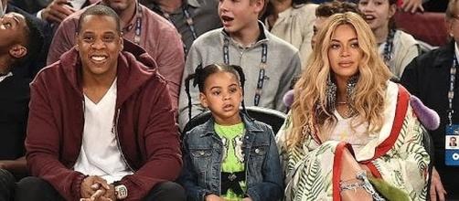 JAY-Z, Blue Ivy and Beyonce at basketball game [Image: Entertainment Tonight/YouTube screenshot]