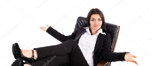 Giovane imprenditrice seduto in poltrona con le gambe sul tavolo ... - depositphotos.com