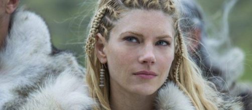Katheryn Winnick interpretando a Lagertha en la serie Vikingos.