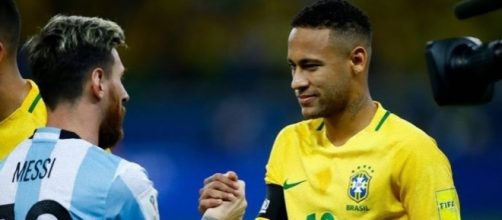 Neymar e Messi prima di una sfida Brasile-Argentina: a breve saranno rivali anche in Champions League