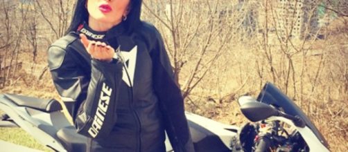 Olga Pronina molto nota su Instagram per l'innata abilità su due ruote unita alla bellezza, è morta schiantandosi contro un guard rail.