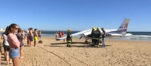 Small plane makes an emergency landing on a beach in Portugal [Image: YouTube/ Straits Times]