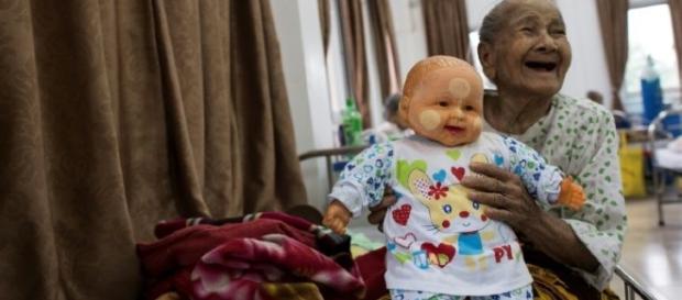 Anciana con su muñeca en una residencia Anciana con su muñeca en una residencia