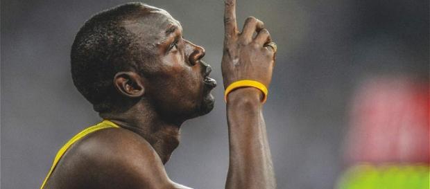 El jamaicano Usain Bolt en una competencia de atletismo, festejando su triunfo. El jamaicano Usain Bolt en una competencia de atletismo, festejando su triunfo.