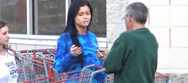 Experts say when pregnant woman smokes, it damages sperm of fetus if it is male. Image credit - JoeySalads/YouTube. Experts say when pregnant woman smokes, it damages sperm of fetus if it is male. Image credit - JoeySalads/YouTube.