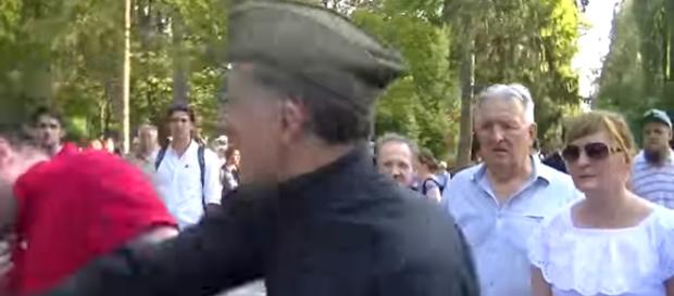 Po raz kolejny na Powązkach doszło do małej afery (źródło: youtube.com). Po raz kolejny na Powązkach doszło do małej afery (źródło: youtube.com).