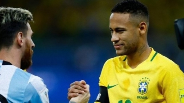 Neymar e Messi prima di una sfida Brasile-Argentina: a breve saranno rivali anche in Champions League