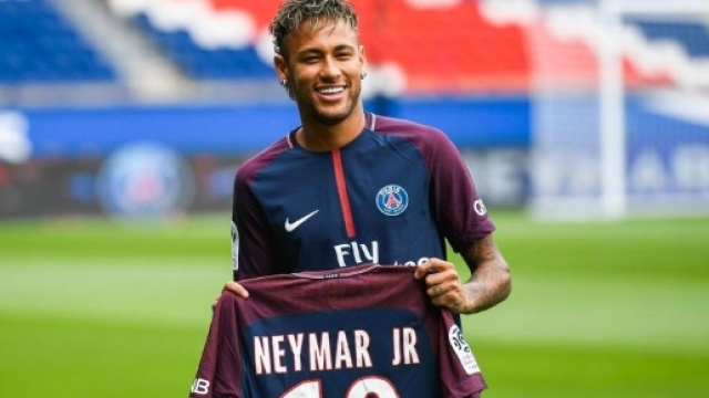 Neymar se présente au parc des Princes
