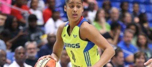 Skylar Diggins-Smith's 17 points and 11 rebounds helped the Dallas Wings defeat the Atlanta Dream 90-86. [Image via WNBA/YouTube]