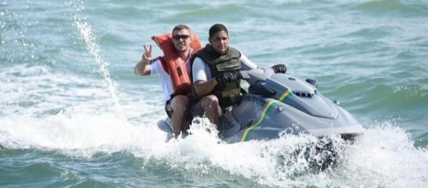 Blamage: Sein Trikot trägt Podolski auf dem Fauxpas - Bild von "Breitbart" noch unter der Schwimmweste! - web.de Blamage: Sein Trikot trägt Podolski auf dem Fauxpas - Bild von "Breitbart" noch unter der Schwimmweste! - web.de