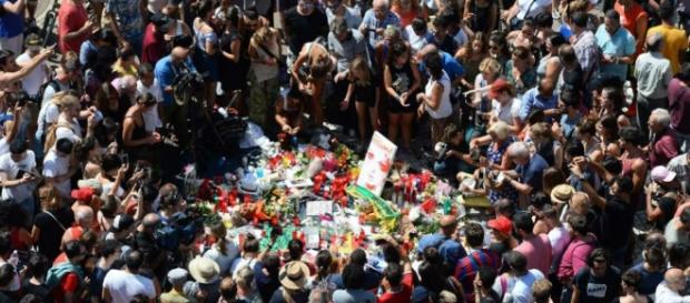 Decenas de personas se reunieron en Las Ramblas de Barcelona para rendir tributo a las víctimas del atentado terrorista del 17 de agosto de 2017. Decenas de personas se reunieron en Las Ramblas de Barcelona para rendir tributo a las víctimas del atentado terrorista del 17 de agosto de 2017.