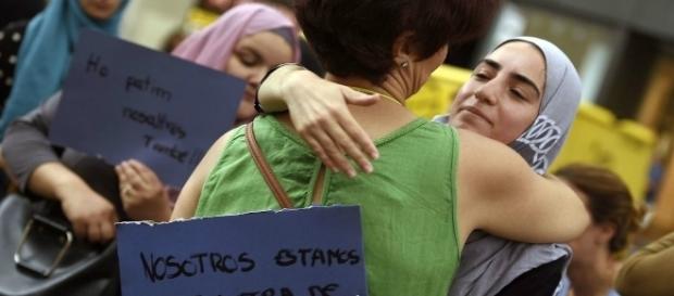 Dos mujeres se abrazan durante una concentración en Barcelona en rechazo al terrorismo y la islamofobia. Dos mujeres se abrazan durante una concentración en Barcelona en rechazo al terrorismo y la islamofobia.