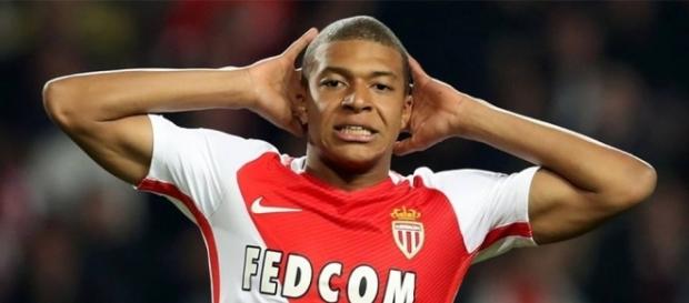 Kylian Mbappé se clashe avec Raggi (image via planetemercato.fr) Kylian Mbappé se clashe avec Raggi (image via planetemercato.fr)