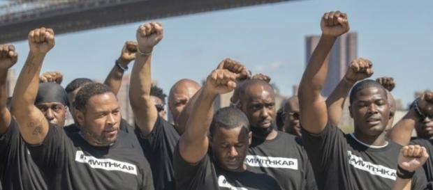 Los 50 agentes de NYPD lucían camisetas con la frase "I am with Kap" (Estoy con Kap) en referencia al jugador de la NFL, Colin Kaepernick. Los 50 agentes de NYPD lucían camisetas con la frase "I am with Kap" (Estoy con Kap) en referencia al jugador de la NFL, Colin Kaepernick.