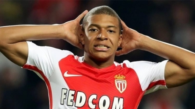 Kylian Mbappé se clashe avec Raggi (image via planetemercato.fr)