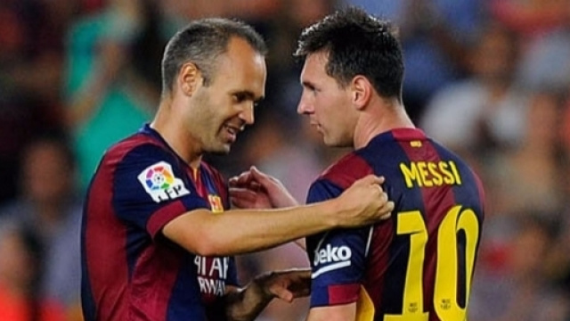 Liga, Valencia-Barcellona: Iniesta ko, lascia il campo in lacrime ... - foxsports.it